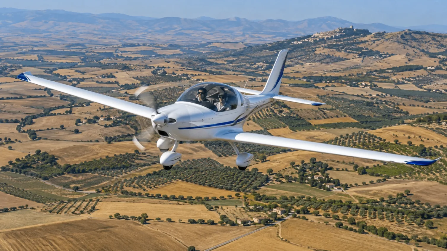 Velivolo leggero in volo sulla campagna siciliana, immagine illustrativa