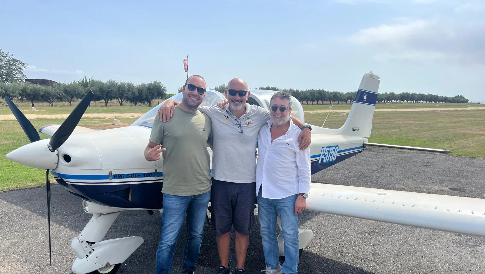 Angelo, Marco e Vincenzo davanti al Tecnam P96 Golf 100Hp I-5759 in aviosuperficie